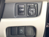 【電動格納ミラー】サイドミラーは電動格納式となっており、狭い駐車場でもキズがつくリスクを抑えられます。