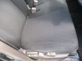 運転席シートは綺麗です。シートヒーター付きです。シートは上下に調節ができます。