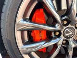 【オプションオレンジキャリパー】ハイパワー車両には強力なブレーキが必須!色鮮やかなキャリパーがスポーティな印象を引き立てます♪