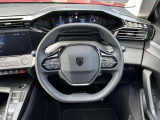 楕円形の小径ステアリングホイールは操作性も良く、駐車時の切り返しでも動きが少なくなります