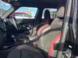 快適なショールームにて、お車選びのお手伝いから、ご購入後の整備待ちまで、ご対応致します。