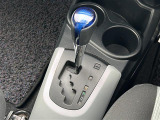 【内装の除菌消臭】車内の細菌やカビを除去しニオイの元となる菌の抑制をします。様々な物質に直接反応して酸化、分解します。人気オプションの一つです。