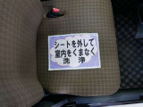 室内外はもちろん、シートを外してニオイの元となるフロアカーペットまで消臭・除菌を実施。中古車を気持ちよくお乗りいただけるクリーニングサービスです。詳細は販売店スタッフまでおたずねください。
