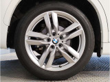 【BMWアロイホイル】軽量かつ強度に拘ったアロイホイル。走行性能ポテンシャルを引き出す設計。車の足元を引き締めてくれる大きなポイントはアロイホイルです。