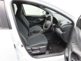 運転席に上下アジャスターがついていて、座ったままで自分にちょうどいいポジションに調整することができます。