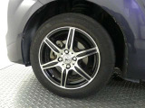 かっこいいホイールですね。 車のイメージを大きく左右するホイール部分はコダワリを持ちたいですね。