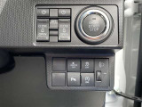 コーナーセンサーを車の前後に装備。障害物までの距離に応じて警告音を変えてお知らせ。縦列駐車時や駐車場・車庫などでの取り回しをサポートします。詳細は販売店スタッフまでおたずねください。