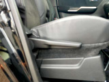 シートは前後だけではなく上下にも移動可能です。運転しやすい位置を探してみてください。