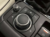 「MAZDAコネクト」コマンダー部 手元を見ることなく操作出来るように左手を自然に降ろした位置に設置。シンプルで使いやすく、機能を覚えやすいボタン配置になっています。
