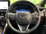 インテリアに合わせたデザインのステアリングは、運転される方のことも考え、運転しやすい形状、大きさです。是非一度、実際に触ってお確かめください。