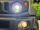 【LEDヘッドライト】悪天候や夜間走行時も良好な視界を確保し安心して運転できる高輝度LEDヘッドライトを装備!点灯速度が早く、消費電力も抑えられています。