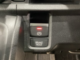 セレクトレバーの右に電子制御パーキングブレーキがあります。スイッチひとつで、停車した地点の傾斜などをシステムが検知・判断してブレーキ力を自動的に最適制御し、しっかり停車できるパーキングシステムです。