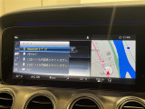 マットブラックにホワイトのLIBERALAのロゴの建物と看板が目印です。