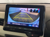 リバースギアに入れるだけで後方の表示へ切り替わります。夜間や雨の日の駐車も楽になりますよ。