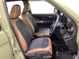 座面も厚みがあり背もたれも高く、広い足元にゆったり座れるシートです。運転席と助手席の間が空いている為、助手席側への移動がスムーズです。交通量の多い道でも助手席側から乗り降りができます。