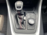 ハイブリッドならではのシフトノブです。発進時やシフトチェンジ時もストレスなくスムーズに運転を楽しめます♪