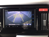 【バックカメラ】運転が苦手な方も車庫入れラクラクです!ギアをリバースに入れれば自動的に切り換わりますので、面倒な操作は不要です♪狭い駐車場もお車を傷つけず安心ですね!