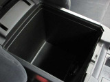 アームレストを開けると、収納スペースとしてお使いいただけます!ものが多くなりがちな車内も、隠す収納で生活感をリセット♪