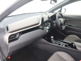 【まるまるクリーニング】内装工程では、中古車を気持ちよくお乗りいただけるよう清掃しております。シートの洗浄はもちろん、ニオイの元となるフロアカーペットまで洗浄・消臭を実施。