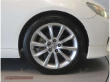 純正のアルミホイール装着車です。タイヤサイズは235/45R18です。
