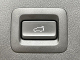 【パワーバックドア】スマートキーや運転席のボタンを押すだけでリアゲートが自動で開閉します!荷物を持っている時や、高い位置にあるバックドアを閉める際に便利な機能です♪