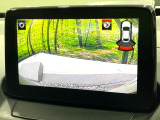【バックカメラ】駐車時に後方がリアルタイム映像で確認できます。大型商業施設や立体駐車場での駐車時や、夜間のバック時に大活躍!運転スキルに関わらず、今や必須となった装備のひとつです!
