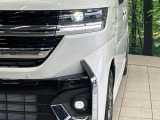 【LEDヘッドライト】悪天候や夜間走行時も良好な視界を確保し安心して運転できる高輝度LEDヘッドライトを装備!点灯速度が早く、消費電力も抑えられています。