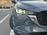 【アダプティブLEDヘッドライト】夜間走行時に先行車や対向車の状況をクルマが判断。ヘッドランプの照射範囲や明るさを自動的に変化させます。