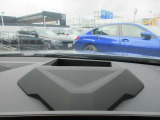 ヘッドアップディスプレイ装備です。運転時の視界に様々な情報が投影されます。
