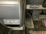ハンドルの左下にETCがついています。高速道路の料金所の通過も楽々です。 カードの取り出しもしやすい場所についています。