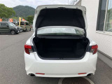 バックドアは大きく開き、荷物の出し入れがしやすいです。