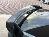 【テールゲートスポイラー】スポーツカーらしさがグッと引き立つ大型リヤスポイラーを装着♪高速走行時のスタビリティ(走行安定性)向上に役立ちます。