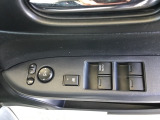 電動格納式ドアミラーのスイッチは運転席ドアにあります。