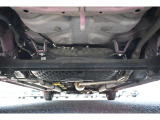 車両後方からの下回りです。マフラー防錆塗装や下回り防錆施工等も可能でございます。