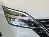 【LEDヘッドライト】悪天候や夜間走行時も良好な視界を確保し安心して運転できる高輝度LEDヘッドライトを装備!点灯速度が早く、消費電力も抑えられています。