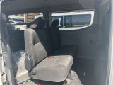運転席のセンターアームレストコンソールの中は、収納BOXになっています。
