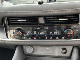 すっきりした運転席周りにはナビやエアコンの操作パネルを設置しております。シートヒーター装備