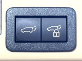 【パワーバックドア】スマートキーや運転席のボタンを押すだけでリアゲートが自動で開閉します!荷物を持っている時や、高い位置にあるバックドアを閉める際に便利な機能です♪