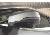 助手席側ドアミラーに装着されたカメラの映像をディスプレイに表示。自車の助手席側前方の様子が確認でき、狭い道への進入やすれ違い、道路端への幅寄せ駐車などをより安心して行うことができます。