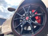 【グレード専用純正20インチアルミホイール】デザイン性の高い純正アルミホイールを装着しております。各種Aftermarketアルミホイールや、スタッドレスタイヤも取扱いしております。是非ご相談ください♪