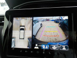 【全方位モニター】リバースに入れた際、車両全体を見渡している映像に切り替わります。また、見通しが悪い場所で便利な前方ワイド映像やすれ違いに便利な助手席側ワイド映像など切り替えが出来ますよ♪