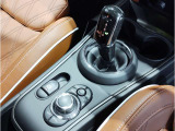 ミニ独特のゴーカートフィーリングと呼ばれる軽快なハンドリングはAT車、MT車のどちらでも楽しめます。