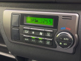 【オートエアコン】一度お好みの温度に設定すれば、車内の温度を検知し風量や温度を自動で調整。暑い…寒い…と何度もスイッチ操作をする必要はありません。快適な車内空間には必須の機能ですね♪