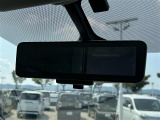 【デジタルルームミラー】車両後方カメラの映像をルームミラーに映すことが出来ます。 そのため、後席に人や荷物があって後方が見えづらい場合でもしっかり視界を確保することが出来ます。
