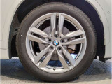 【BMWアロイホイル】軽量かつ強度に拘ったアロイホイル。走行性能ポテンシャルを引き出す設計。車の足元を引き締めてくれる大きなポイントはアロイホイルです。