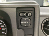 日本の駐車場は幅が広くないところが多くて、乗り降りが大変だったりしますよね。電動ミラーがあれば、室内でミラーをたためるので、駐車するときも便利ですね。