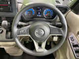 インテリアに合わせたデザインのステアリングは、運転される方のことも考え、運転しやすい形状、大きさです。是非一度、実際に触ってお確かめください。