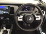 【ハンドル】運転にかかわる様々な操作を安全に行えるように視点移動が少なく操作性に配慮されたスイッチ類が凝縮されたコックピットです。