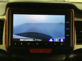 ギヤをR(バック)に入れるとナビの画面に後ろの映像が映るリアカメラ付です。後退時、コンディションが悪い視界でもカラーバックモニターがドライバーをサポートします。