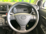 インテリアに合わせたデザインのステアリングは、運転される方のことも考え、運転しやすい形状、大きさです。是非一度、実際に触ってお確かめください。